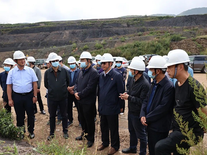 昆明市委常委、常务副市长夏俊松调研检查先锋煤业安全生产工作